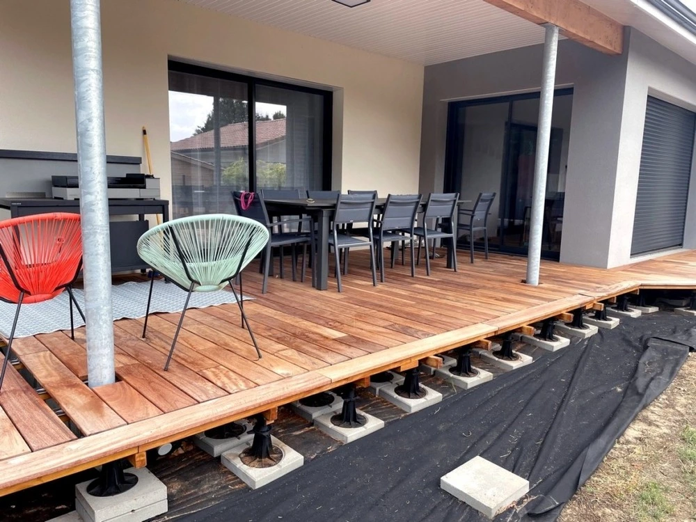 Pack achevé 45m² lame de terrasse muiracatiara lx950mm avec lambourde, vis, cale de ventilation, plot pvc et bande bitumin...