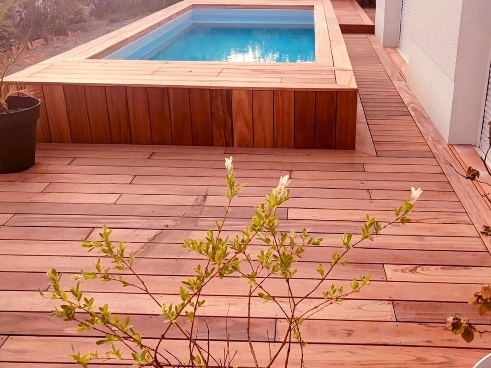Pack achevé 45m² lame de terrasse muiracatiara lx950mm avec lambourde, vis, cale de ventilation, plot pvc et bande bitumin...