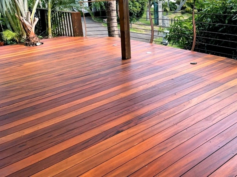 Pack complet 10m² lame de terrasse muiracatiara lx1250mm avec lambourde, vis, cale de ventilation, plot vinyle et bande bi...