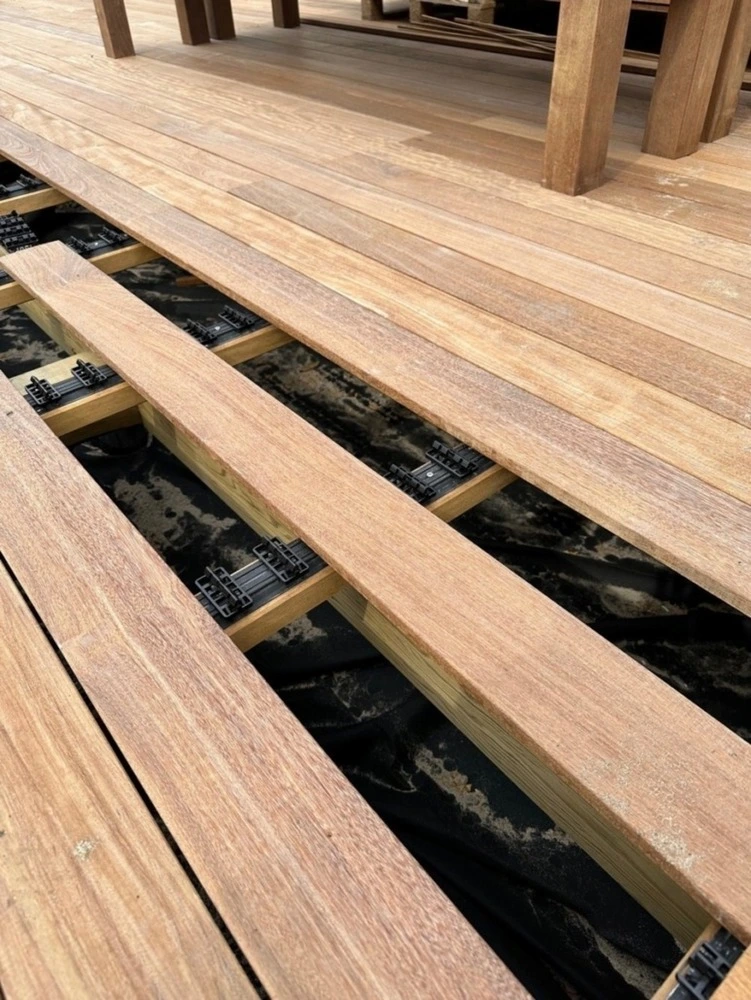 Pack intégral 10m² lame de terrasse ipe grad clips lx2400mm avec lambourde, flat rail, plot pvc et clé de démontage