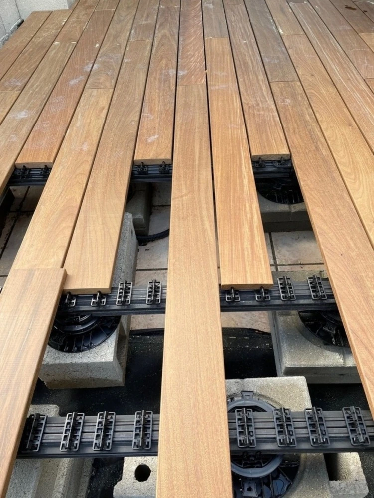 Pack intégral 10m² lame de terrasse ipe grad clips lx2400mm avec lambourde, flat rail, plot pvc et clé de démontage